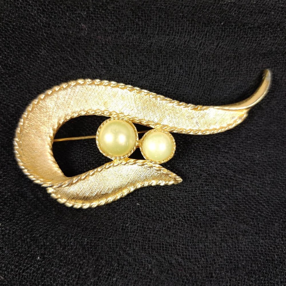 Vintage 1970s Sarah Coventry Pearls Symphony Brooch Faux Pearl Gold Tone 70s
